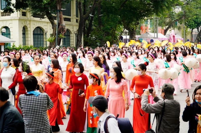Hơn 500 phụ nữ Thủ đô đồng diễn áo dài trên Phố đi bộ Hồ Gươm - Ảnh 11.