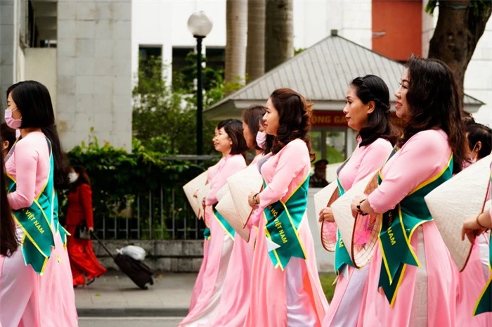 Hơn 500 phụ nữ Thủ đô đồng diễn áo dài trên Phố đi bộ Hồ Gươm - Ảnh 13.