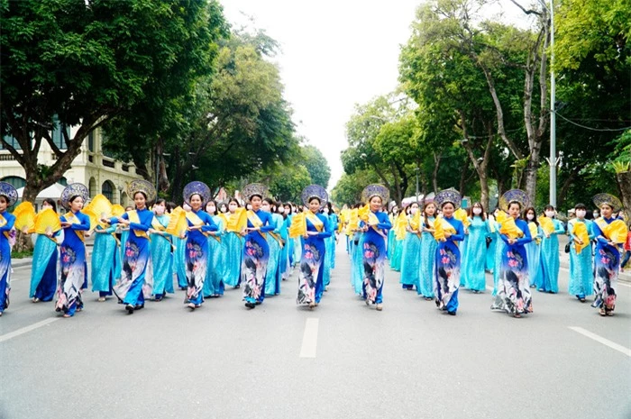 Hơn 500 phụ nữ Thủ đô đồng diễn áo dài trên Phố đi bộ Hồ Gươm - Ảnh 16.