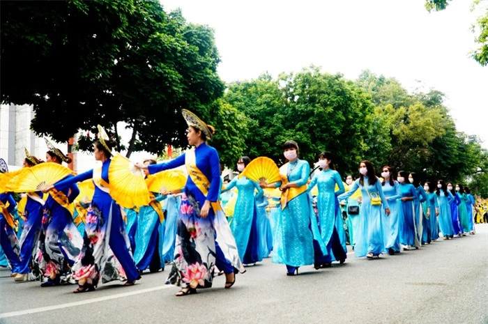 Hơn 500 phụ nữ Thủ đô đồng diễn áo dài trên Phố đi bộ Hồ Gươm - Ảnh 17.