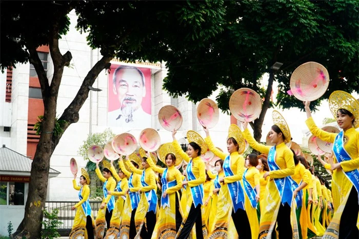 Hơn 500 phụ nữ Thủ đô đồng diễn áo dài trên Phố đi bộ Hồ Gươm - Ảnh 20.