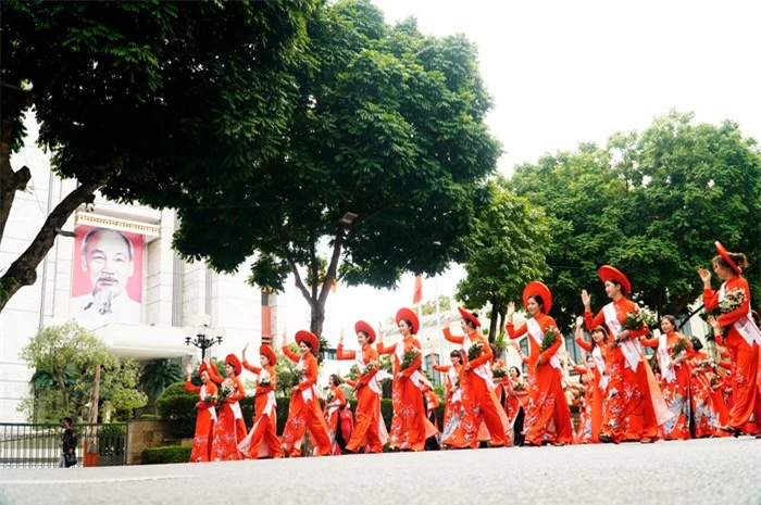 Hơn 500 phụ nữ Thủ đô đồng diễn áo dài trên Phố đi bộ Hồ Gươm - Ảnh 22.