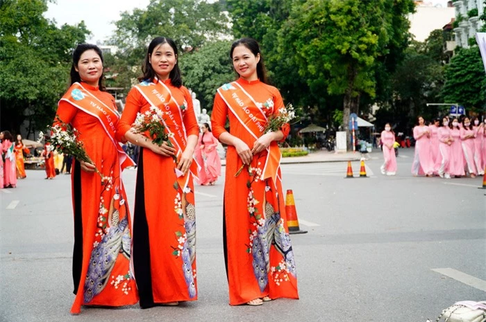 Hơn 500 phụ nữ Thủ đô đồng diễn áo dài trên Phố đi bộ Hồ Gươm - Ảnh 3.