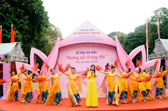 Hơn 500 phụ nữ Thủ đô đồng diễn áo dài trên Phố đi bộ Hồ Gươm - Ảnh 4.