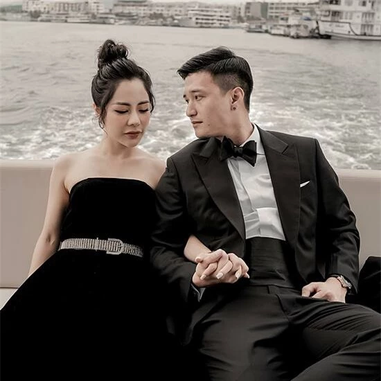Huỳnh Anh và bạn gái hạnh phúc nắm tay nhau ngồi trên du thuyền. Mọi người đã biết nên tôi cũng không giấu nữa. Cô ấy vừa là bạn gái vừa là thư kí riêng của mình, nam diễn viên nói.