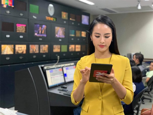 MC Quỳnh Nga trẻ nhất VTV24 không áp lực khi bị so sánh với Thụy Vân - Ảnh 5.