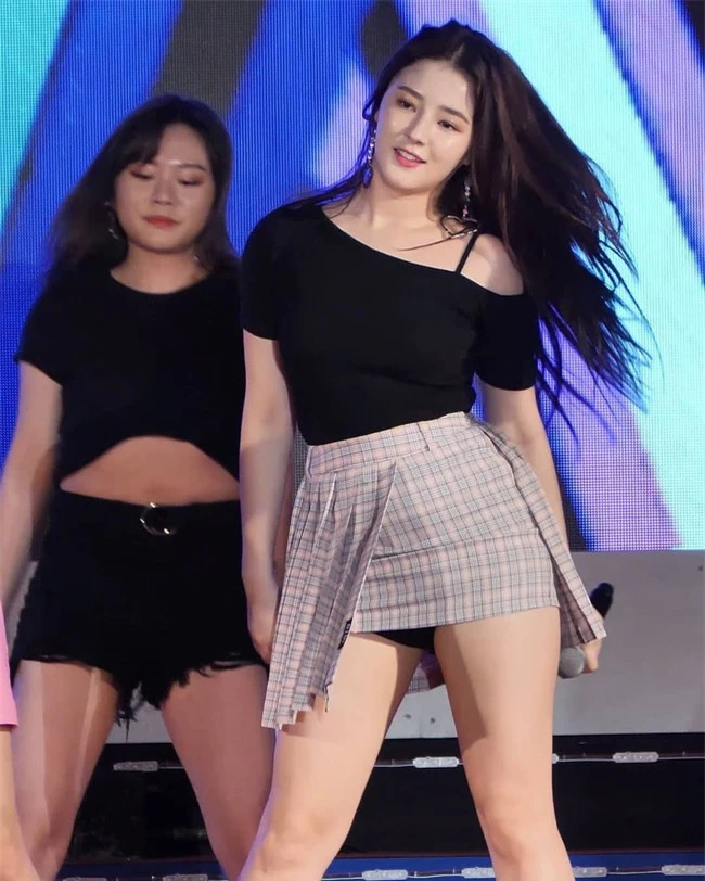 Nancy (MOMOLAND) bị &quot;lộ hàng&quot; trên sân khấu, phá nát hình ảnh &quot;thiên thần lai&quot; khiến ai nhìn cũng phải đỏ mặt - Ảnh 1.