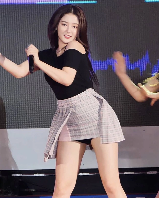 Nancy (MOMOLAND) bị &quot;lộ hàng&quot; trên sân khấu, phá nát hình ảnh &quot;thiên thần lai&quot; khiến ai nhìn cũng phải đỏ mặt - Ảnh 2.