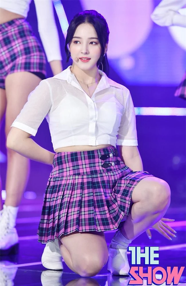 Nancy (MOMOLAND) bị &quot;lộ hàng&quot; trên sân khấu, phá nát hình ảnh &quot;thiên thần lai&quot; khiến ai nhìn cũng phải đỏ mặt - Ảnh 3.