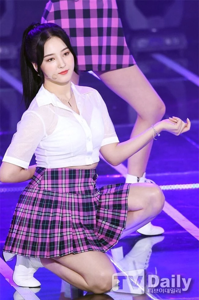 Nancy (MOMOLAND) bị &quot;lộ hàng&quot; trên sân khấu, phá nát hình ảnh &quot;thiên thần lai&quot; khiến ai nhìn cũng phải đỏ mặt - Ảnh 5.