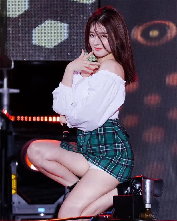 Nancy (MOMOLAND) bị &quot;lộ hàng&quot; trên sân khấu, phá nát hình ảnh &quot;thiên thần lai&quot; khiến ai nhìn cũng phải đỏ mặt - Ảnh 7.