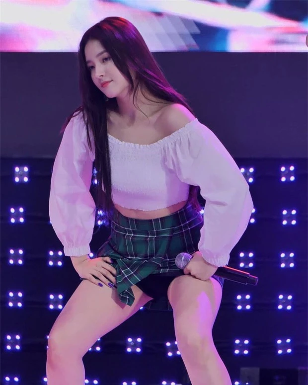 Nancy (MOMOLAND) bị &quot;lộ hàng&quot; trên sân khấu, phá nát hình ảnh &quot;thiên thần lai&quot; khiến ai nhìn cũng phải đỏ mặt - Ảnh 8.