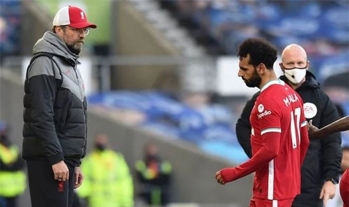 Thái độ khó chịu của Salah khi bị thay ra