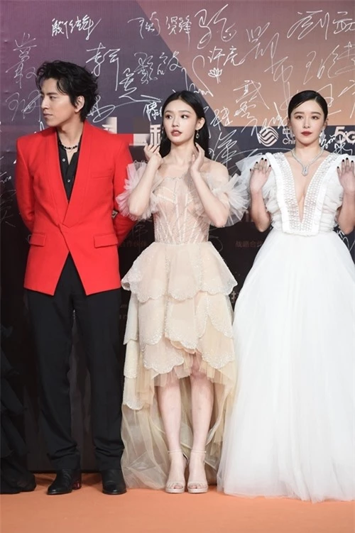 Nam diễn viên Đài Loan Vương Đại Lục và nữ diễn viên Trung Quốc Lâm Duẫn (giữa).
