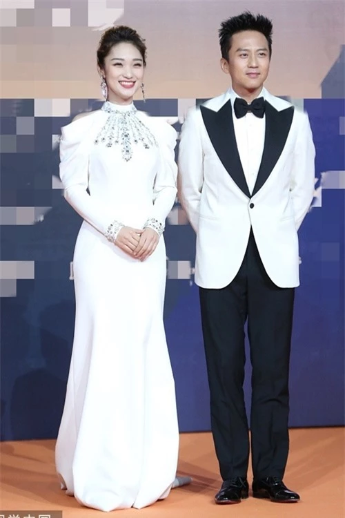 Vắng bà xã Tôn Lệ, diễn viên - đạo diễn Đặng Siêu đi thảm đỏ cùng diễn viên Lam Vũ.