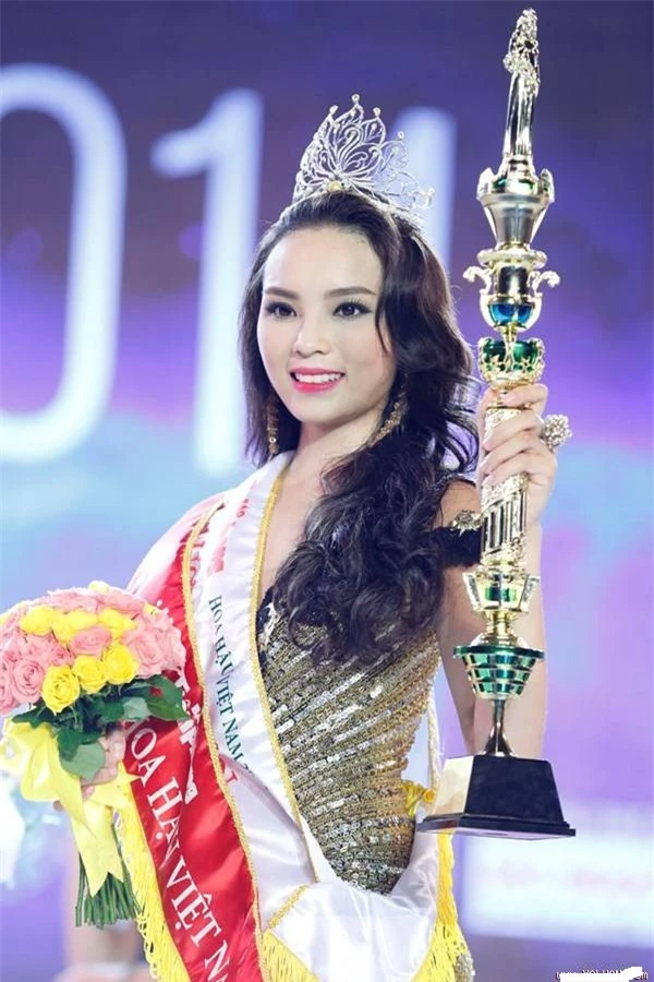 Soi biểu tượng quyền lực của Hoa hậu Việt Nam trong Thập kỷ hương sắc - Ảnh 9.