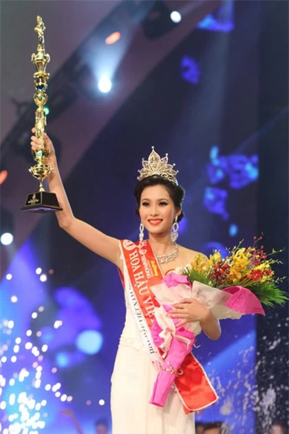 Soi biểu tượng quyền lực của Hoa hậu Việt Nam trong Thập kỷ hương sắc - Ảnh 10.