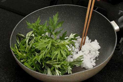 Hơ nóng rồi áp lá ngải cứu vào lưng, cơn đau sẽ nhanh chóng biến mất nhưng lời chuyên gia nói mới là điều bạn cần lưu ý