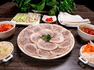 Mẹo luộc thịt chân giò không hôi, da giòn sần sật