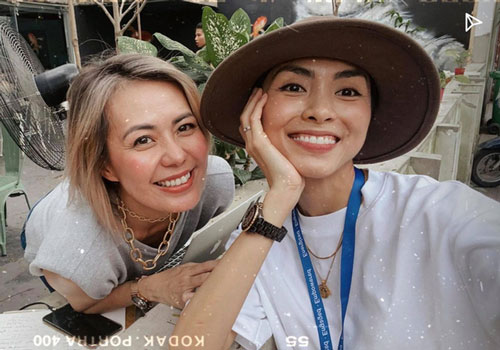 Tăng Thanh Hà lộ nhan sắc đời thường khi chụp ảnh cùng bạn bè