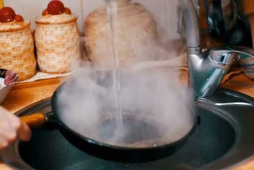 Dùng nồi chảo sai cách vừa nhanh hỏng vừa hại sức khỏe