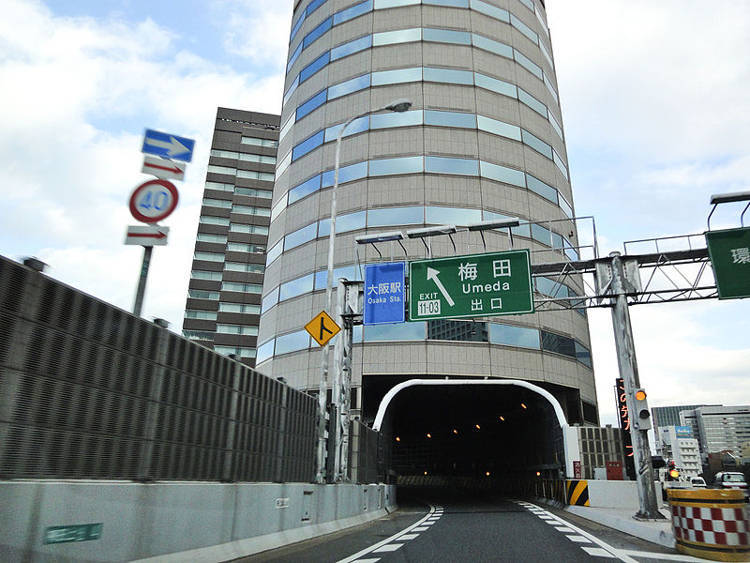 Tòa nhà kỳ lạ có đường cao tốc đi xuyên qua ở Nhật Bản