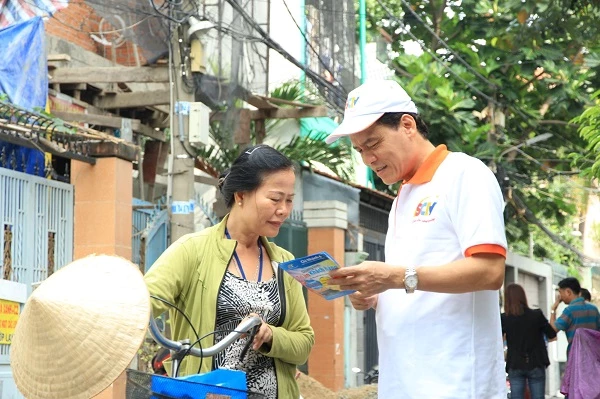 Ông Trần Văn Úy trong một đợt khảo sát thị trường.