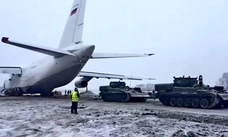 Vận tải cơ hạng nặng An-124 Ruslan được đưa khỏi đường băng nhờ các xe cứu kéo bọc thép. Ảnh: Topwar.