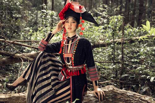 Thúy Ngân vẫn diện giày cao gót khủng dù đã sở hữu chiều cao 1m70, khoe thần thái ấn tượng giữa núi rừng