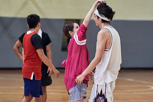 Tiêu Á Hiên tình tứ với bạn trai kém 16 tuổi