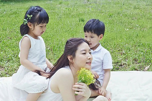 Lee Young Ae chia sẻ ảnh con thời nhỏ
