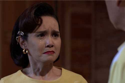 Vừa đến nhà, mẹ đã lôi tuột tôi vào phòng ngủ rồi thì thầm nhờ tôi giúp một việc khó tin