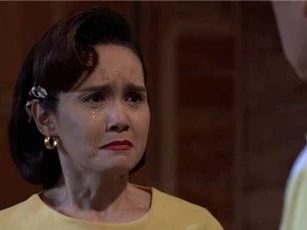 Vừa đến nhà, mẹ đã lôi tuột tôi vào phòng ngủ rồi thì thầm nhờ tôi giúp một việc khó tin