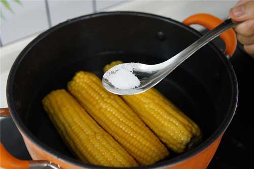 Luộc ngô chỉ dùng nước thôi là dở rồi, thêm thứ này thì ngọt lịm, bao ngon bao thơm