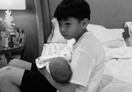 Hình ảnh Subeo bế em gái giúp mẹ Hà Hồ được chia sẻ, khoảnh khắc này nhìn cậu nhóc vô cùng đáng yêu