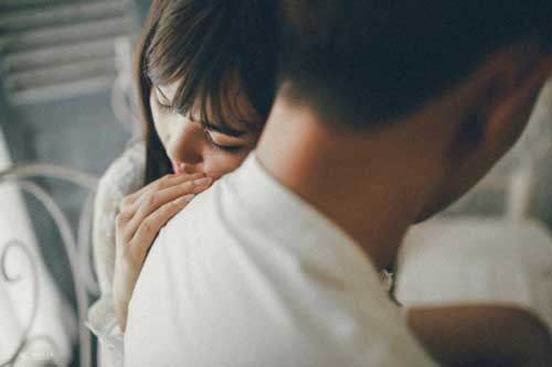 5 ngày sau khi ở viện về, nhìn vợ với chiếc bụng bầu giả to vượt mặt mà tôi đau quặn lòng