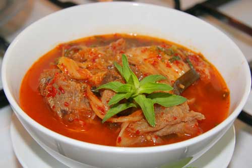 Canh kim chi hầm giò heo xuýt xoa ngày mưa bão