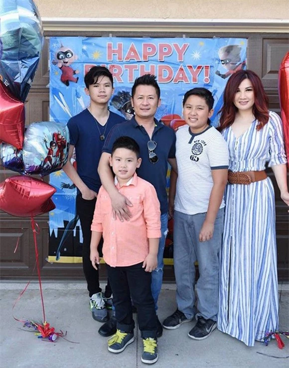 Bằng Kiều cùng vợ cũ - ca sĩ Trizzie Phương Trinh và ba con trai chung.