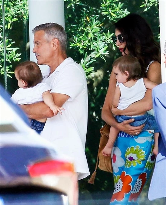 Vợ chồng George Clooney bế cặp song sinh.