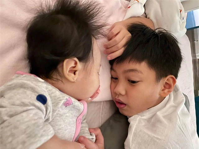 Hình ảnh Subeo bế em gái giúp mẹ Hà Hồ được chia sẻ, khoảnh khắc này nhìn cậu nhóc vô cùng đáng yêu - Ảnh 3.