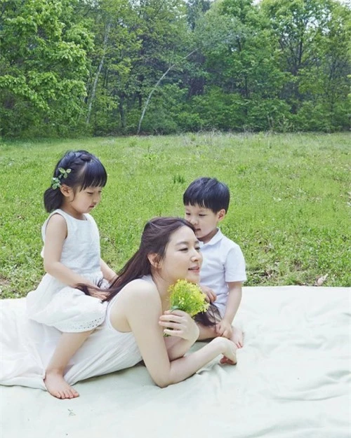 Lee Young Ae trong bộ ảnh chụp cùng hai con.