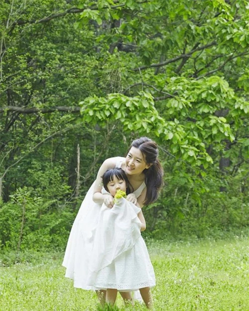 Lee Young Ae bên con gái.