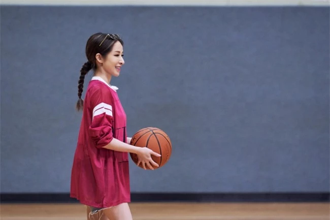Tiêu Á Hiên trông trẻ trung, cá tính khi xuất hiện trên sân bóng rổ cùng bạn trai Hoàng Hạo.