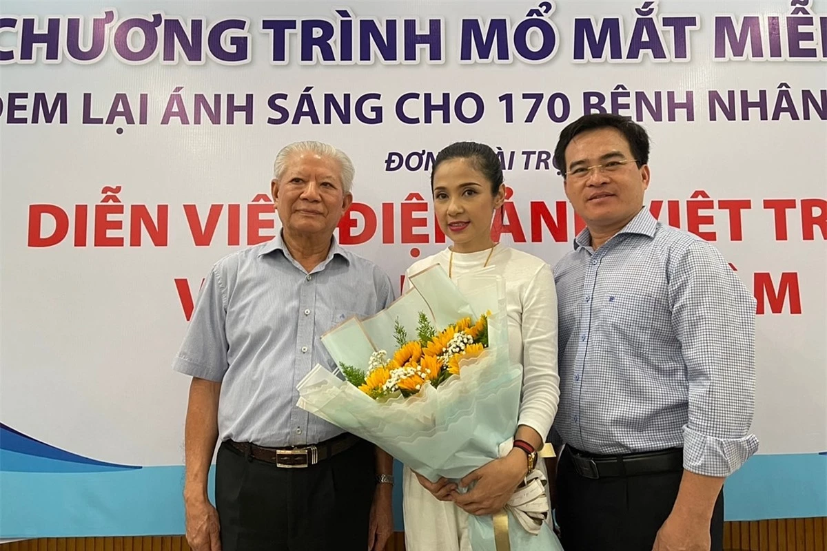 Đại diện Hội Bảo trợ bệnh nhân nghèo TP HCM tặng hoa tri ân tấm lòng của Việt Trinh.