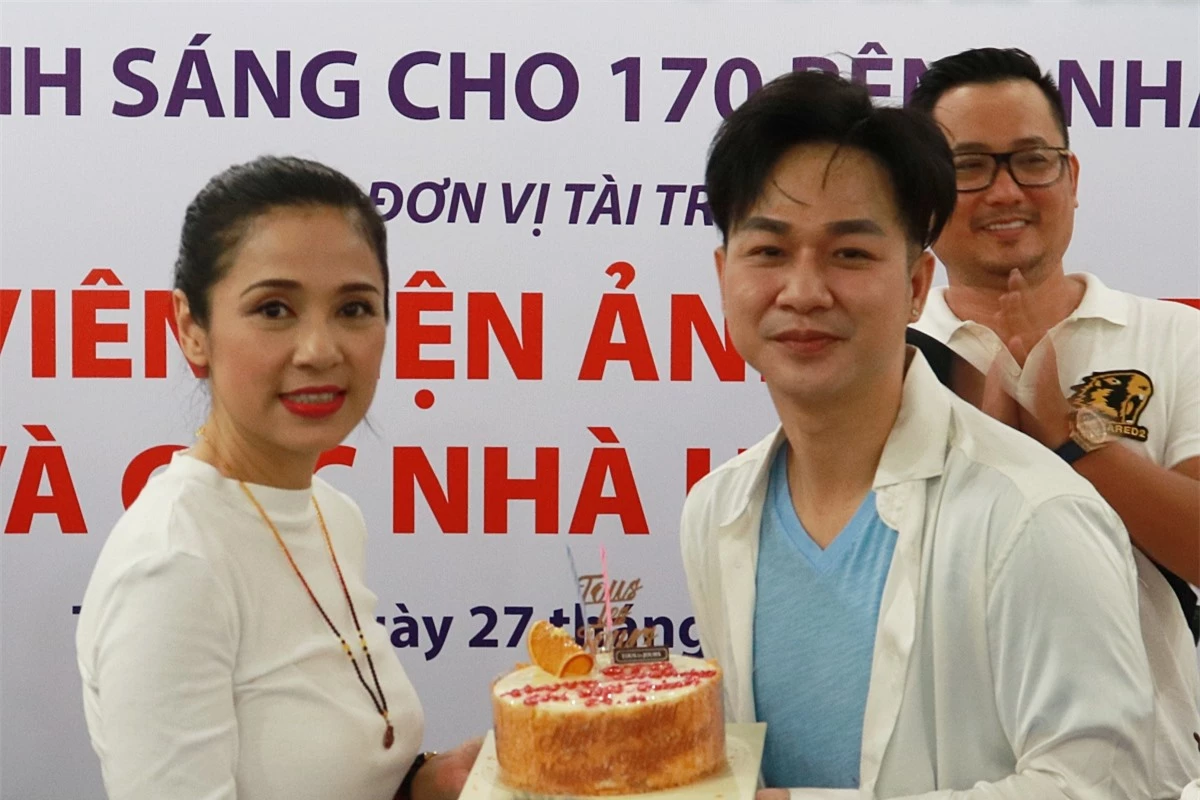 Êkíp bí mật chuẩn bị bánh kem mừng sinh nhật cho Việt Trinh.
