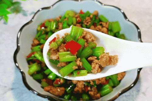 Thích ăn cần tây nhưng xào hay bị dai mất vị, bỏ túi ngay mẹo đơn giản này