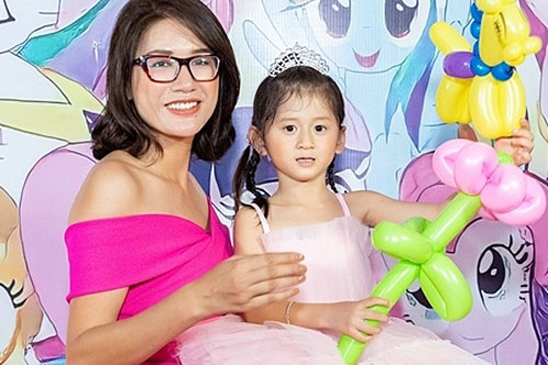 Chồng Trang Trần vắng trong sinh nhật con gái