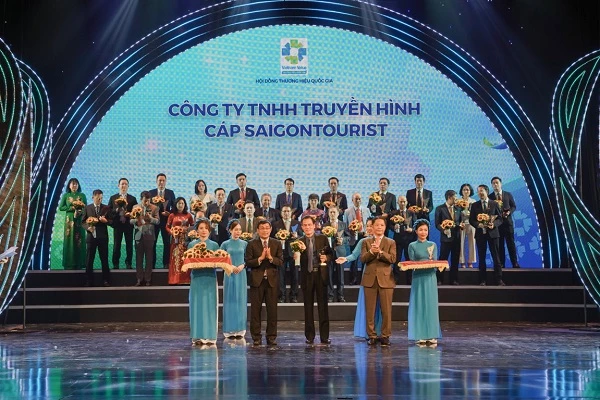 Ông Trần Văn Úy - Tổng giám đốc SCTV nhận biểu trưng Thương hiệu Quốc gia 2020.