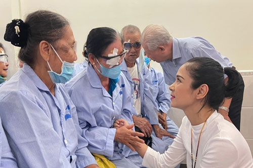 Việt Trinh giúp bệnh nhân nghèo mổ mắt