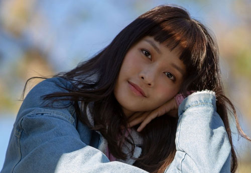 Khả Ngân ngã xe đạp, rơi từ nóc toa tàu